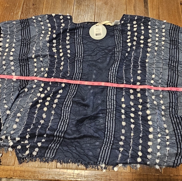 Demdaco NWT Women's Textured Pashima Shawl Poncho, Navy & White, One Size - Picture 10 of 11